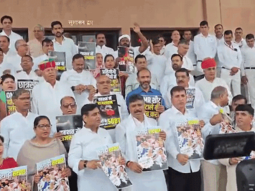 कांग्रेस विधायकों ने विधानसभा में लगातार सरकार के खिलाफ प्रदर्शन-नारेबाजी की।