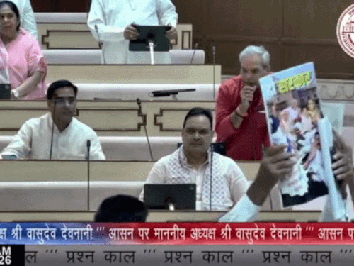 कांग्रेस विधायकों ने सदन में भगोड़ी सरकार के पोस्टर लहराए।