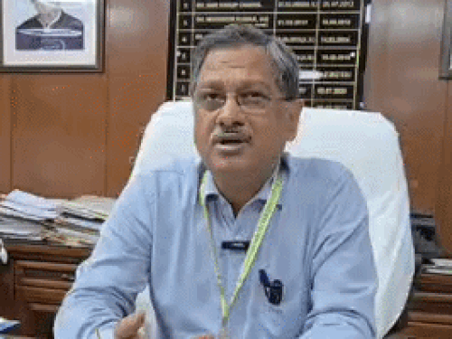 शिकायतों को लेकर यूनिवर्सिटी के वीसी प्रो. श्रीप्रकाश सिंह ने कहा कि मामले की जांच के लिए कमेटी गठित की है।