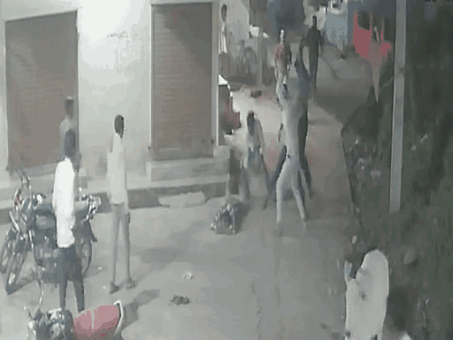 युवक पर डंडों से हमला करते हुए 6-7 आरोपियों का वीडियो सामने आया है।