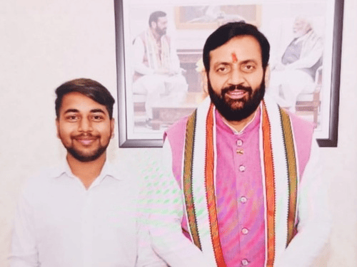 पहली तस्वीर….अमित मिश्रा के वॉट्सएप नंबर की DP में सीएम नायब सैनी के साथ यही फोटो लगी है। दूसरी तस्वीर में… BJP की खबरें डालने वाले वाला वह ग्रुप, जिसके एडमिन अमित मिश्रा ने ऑडियो डालने वाले नंबर को ग्रुप में ऐड किया था।