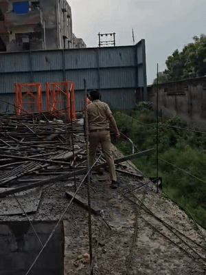 हादसे की सूचना पर मौके पर जांच करने पहुंची पुलिस की टीम।