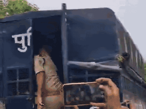 SSP अविनाश पांडेय ने पुलिस वैन में घुसकर प्रदर्शनकारियों पर थप्पड़ बरसाए थे।
