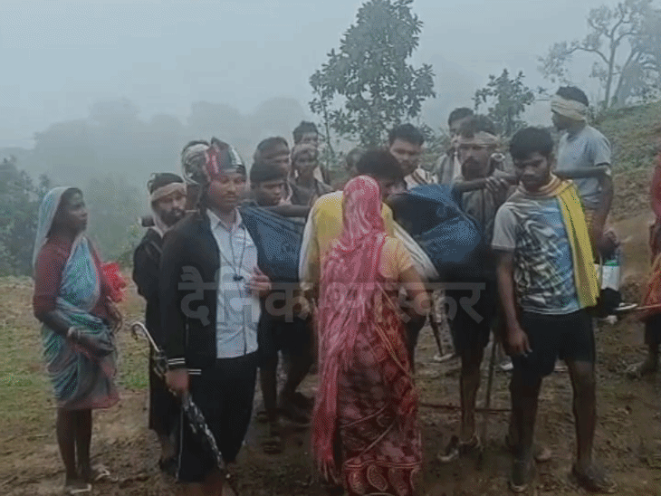ग्रामीण बोले- पहले भी 3 महिलाओं की मौत हो चुकी; 10 साल से रोड बनाने के लिए कह रहे|छिंदवाड़ा,Chhindwara - Dainik Bhaskar