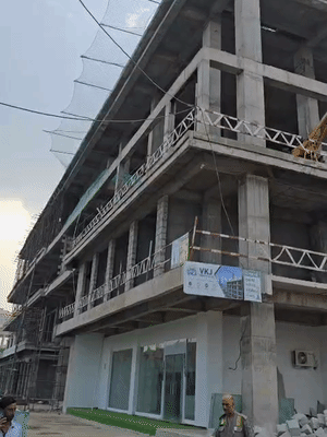 ये तस्वीर ओमेक्स मॉल की है। यहां पर तीन साल से काम चल रहा है।