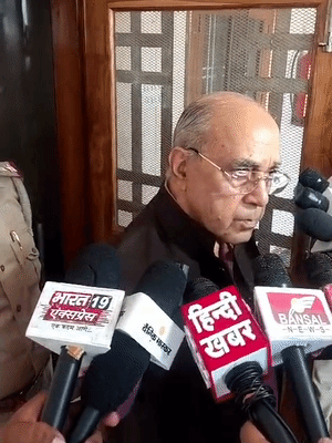 माजी IAS अधिकाऱ्यांनी शुक्रवारी अयोध्येतील सर्किट हाऊसमध्ये माध्यमांच्या प्रश्नांना उत्तरे दिली.