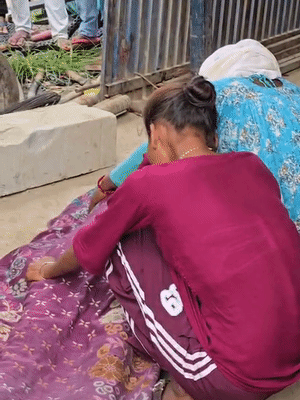 शिवराम के शव से लिपटकर रोते हुए पत्नी और बेटी।