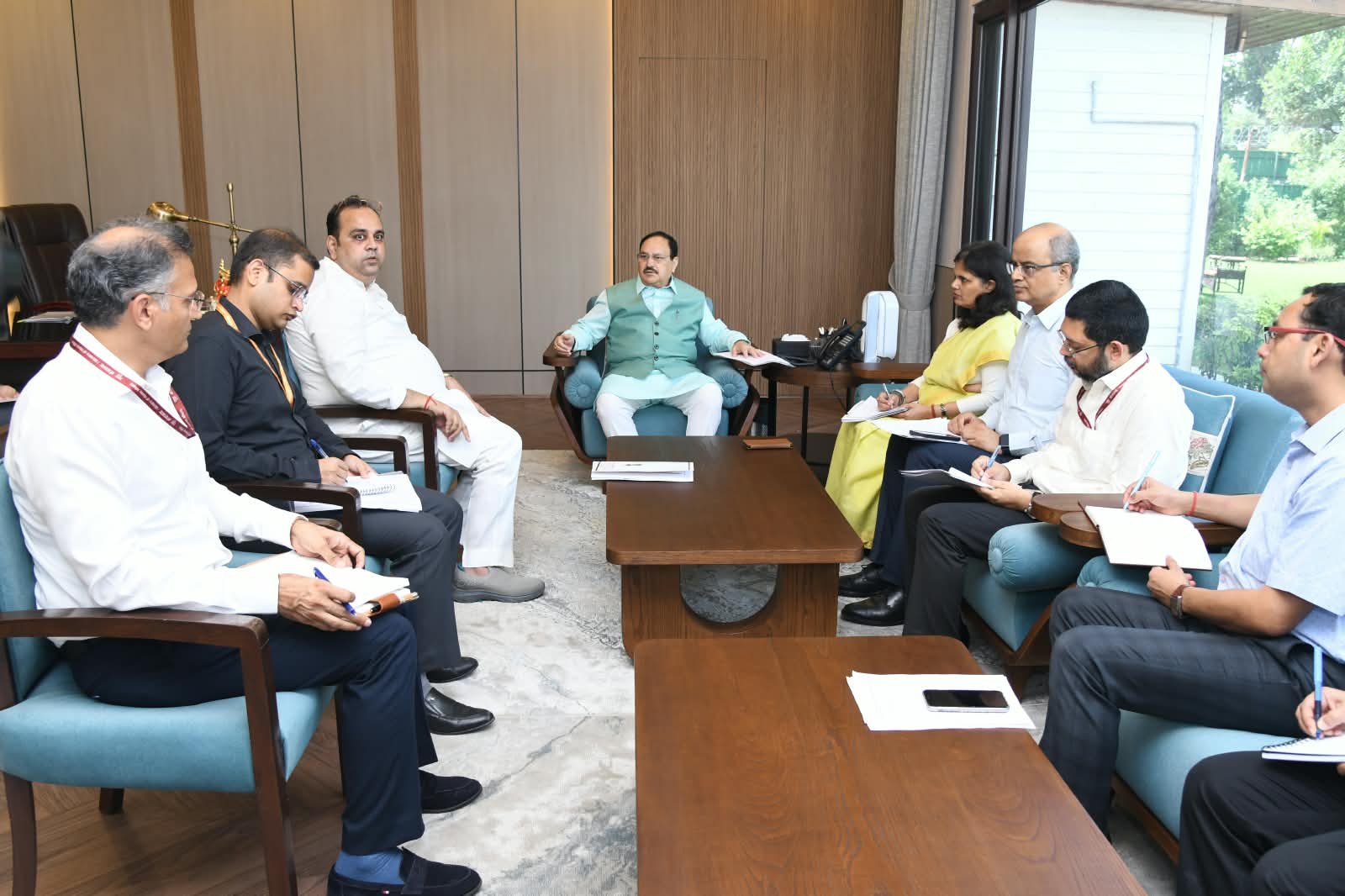 स्वाइन फ्लू के बढ़ते मामलों के बीच केंद्रीय स्वास्थ्य मंत्री जेपी नड्डा ने अधिकारियों के साथ मीटिंग की।