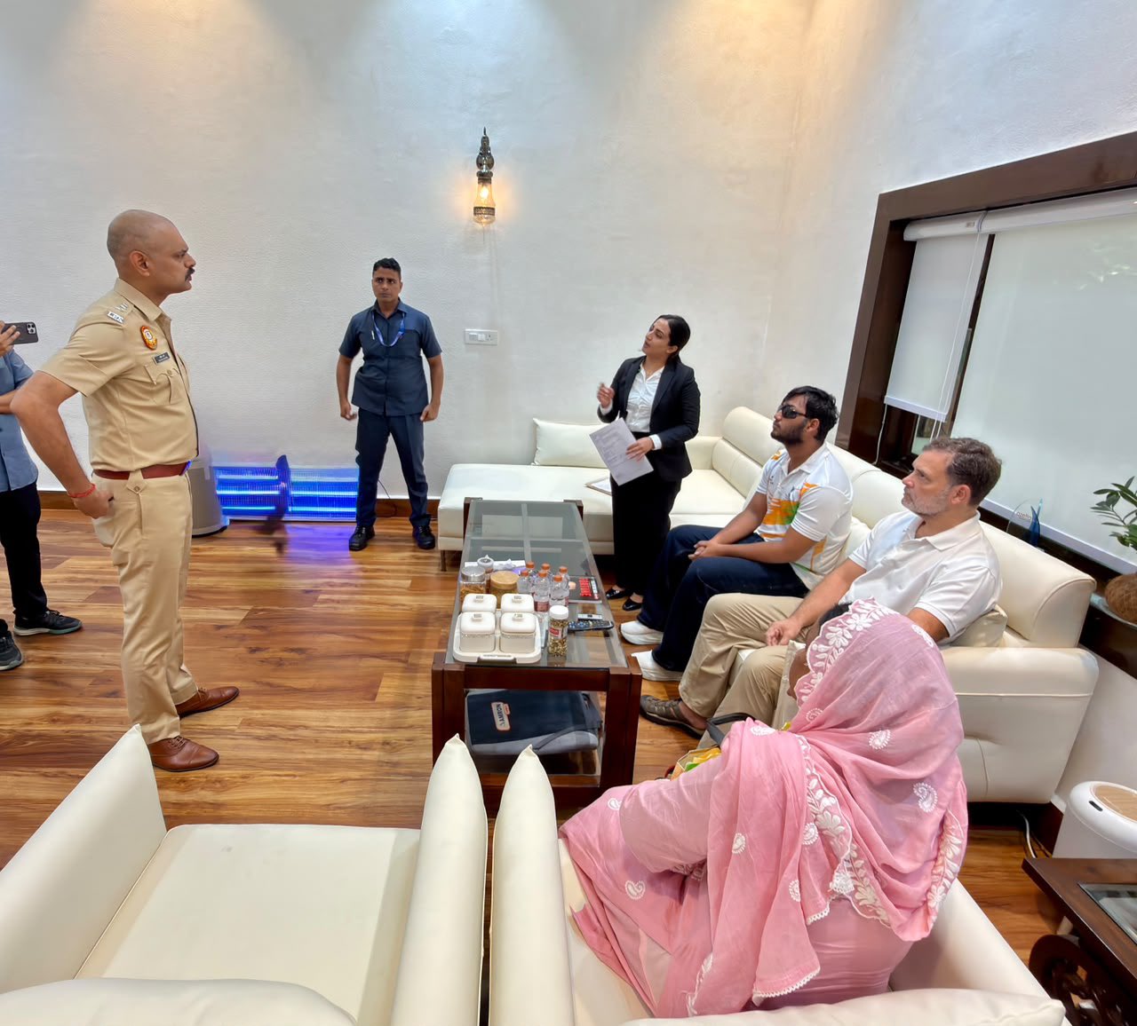 राहुल, पीड़ित छात्र साहिल और उनकी मां के साथ ऑफिस में डीसीपी से मुलाकात की।
