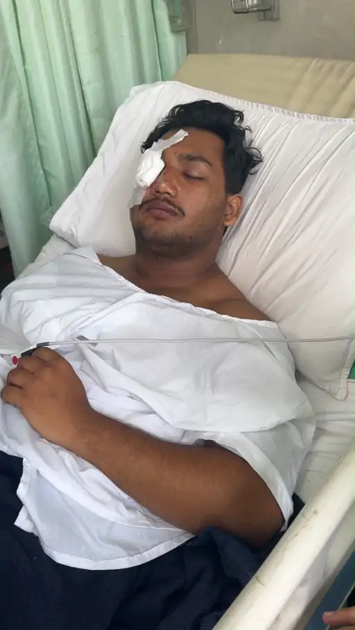 यह तस्वीर 20 जुलाई की है, जब प्रदर्शन के दौरान घायल होने के बाद साहिल को अस्पताल पहुंचाया गया। आंख की सर्जरी की गई।