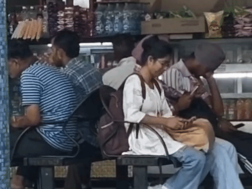 जालंधर के बस स्टैंड पर करीब 100 यात्री फंस गए। उनका कहना था कि उन्हें ये पता नहीं था कि पंजाब बंद है और बसें नहीं चलेंगी।