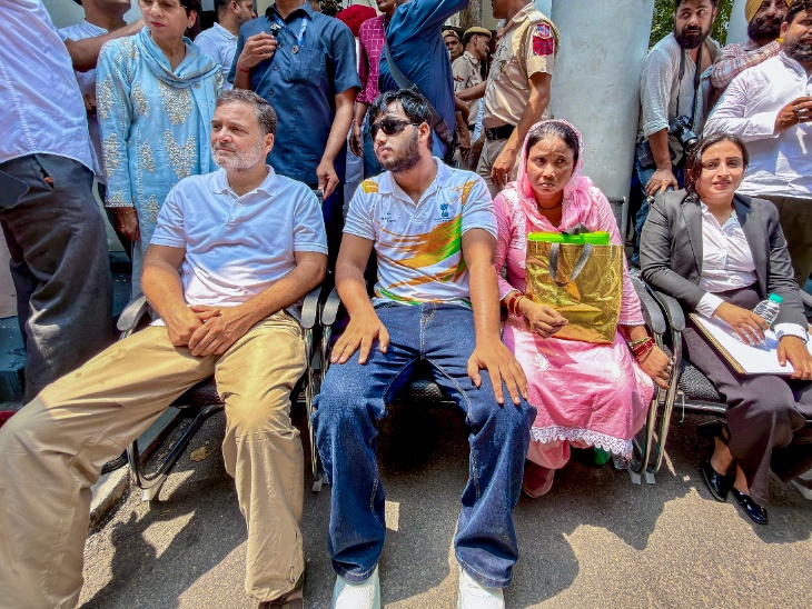 राहुल गांधी का कहना है कि जब तक FIR नहीं होगी वे यहां से नहीं जाएंगे।