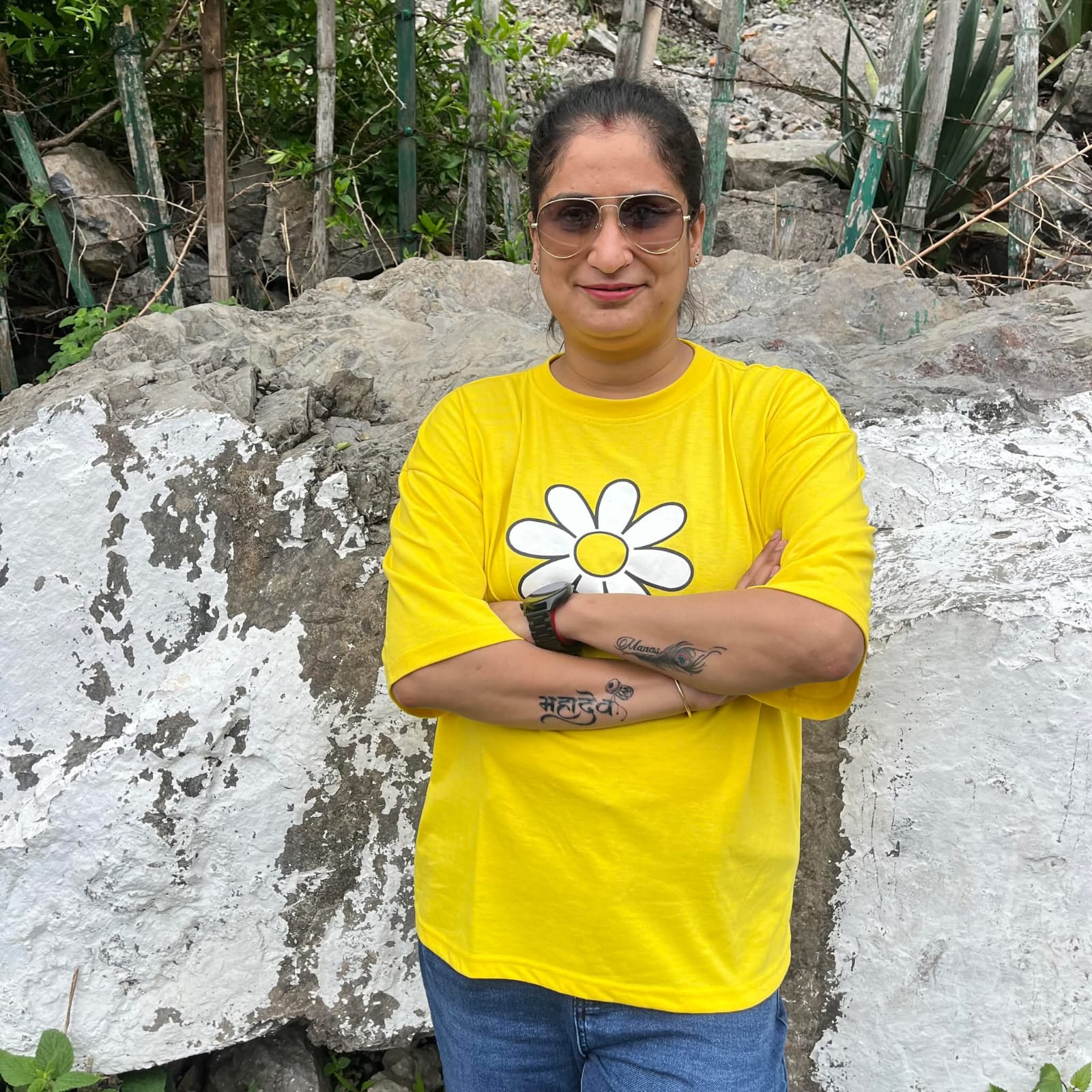 Divya had a love marriage with Manas 9 years ago. She also got Manas's name tattooed on her hand.
