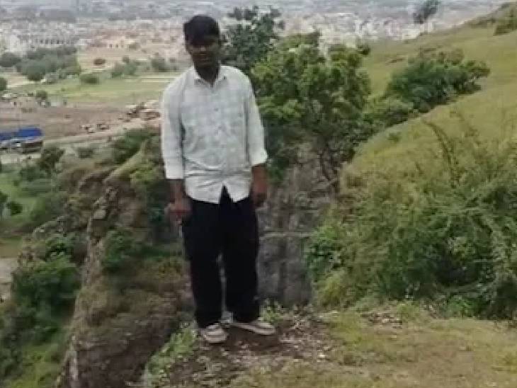 कुणाल चंदगुड़े (19) सुबह करीब 10 बजे पहाड़ी पर चढ़ गया था।
