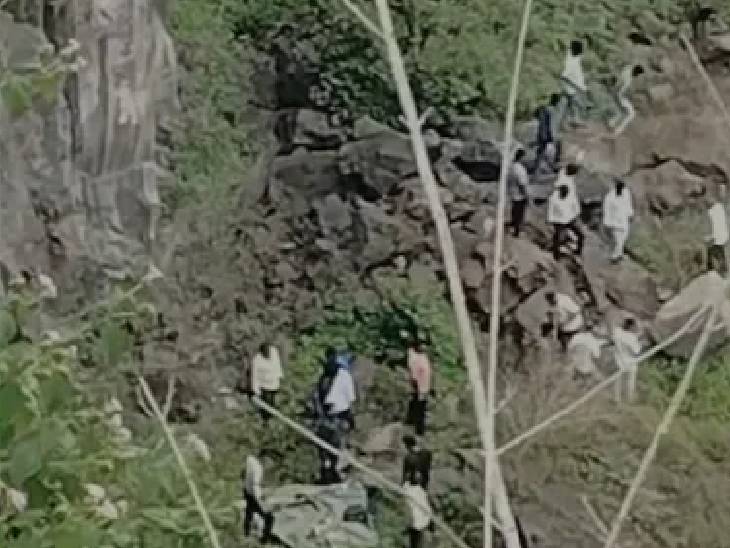 पुलिस ने तीनों शव बरामद कर लिए हैं।