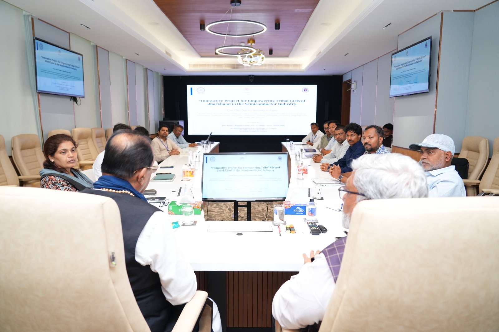 झारखंड सरकार का प्रतिनिधि मंडल और आईआईटी के पदाधिकारी चर्चा करते हुए।