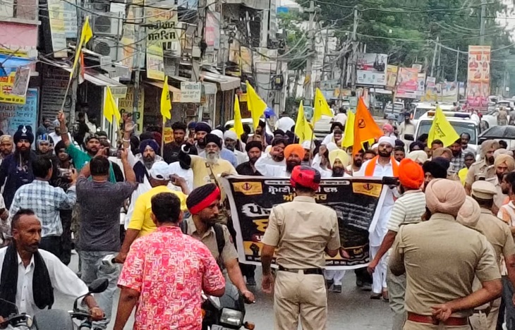 कपूरथला में बंदी सिखों की रिहाई के लिए प्रदर्शनकारी सड़कों पर उतर आए। इस दौरान कोई टकराव न हो, इसके लिए भारी पुलिस फोर्स तैनात की गई है।