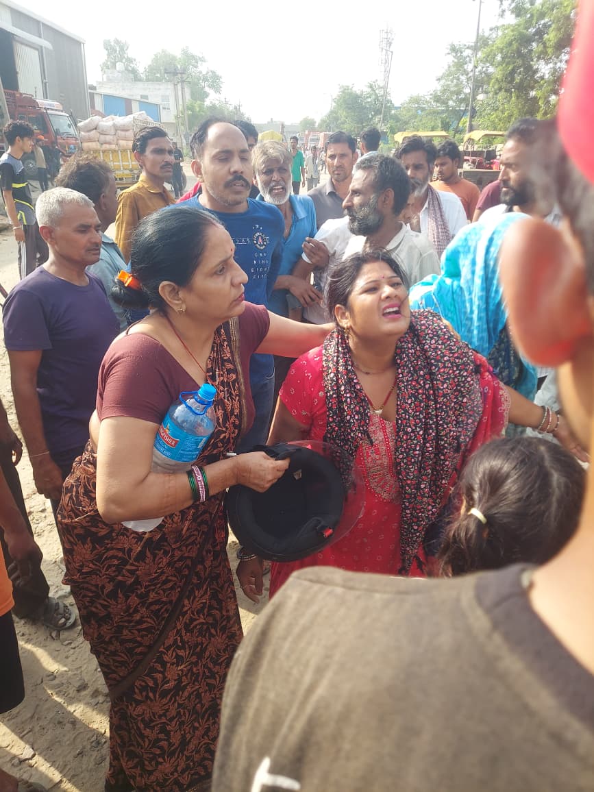 कृष्णा विहार अखेपुरा निवासी रीना अपने बेटे कार्तिक और बेटी साक्षी के साथ किसी काम से मुरलीपुरा की तरफ जा रही थी। हादसे के बाद रीना रोती-बिलखती नजर आई।