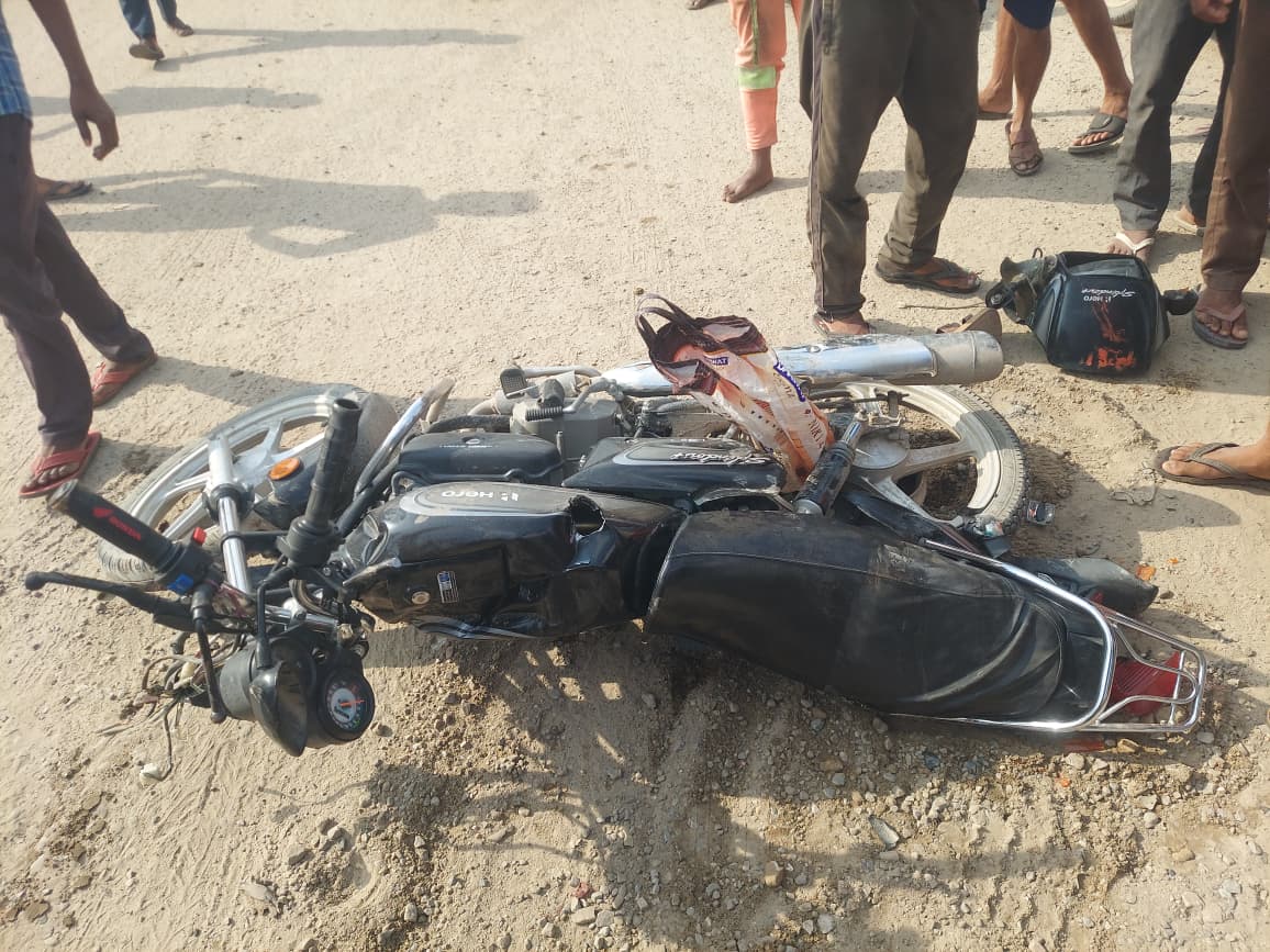 जयपुर में तेज रफ्तार ट्रक ने बाइक सवार परिवार को टक्कर मार दी।