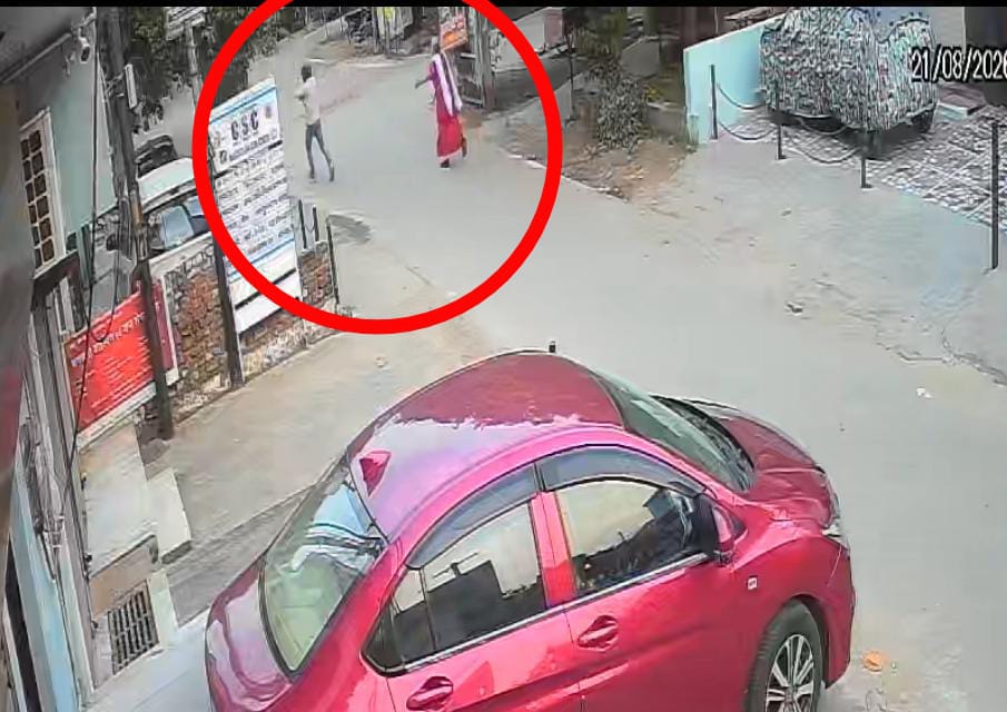 चेन लुटेरे के पीछे भागतीं वृद्धा।