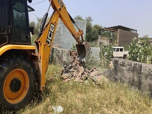 हिस्ट्रीशीटर ने अवैध कब्जा करके गोचर भूमि पर पक्का निर्माण कर रखा था।