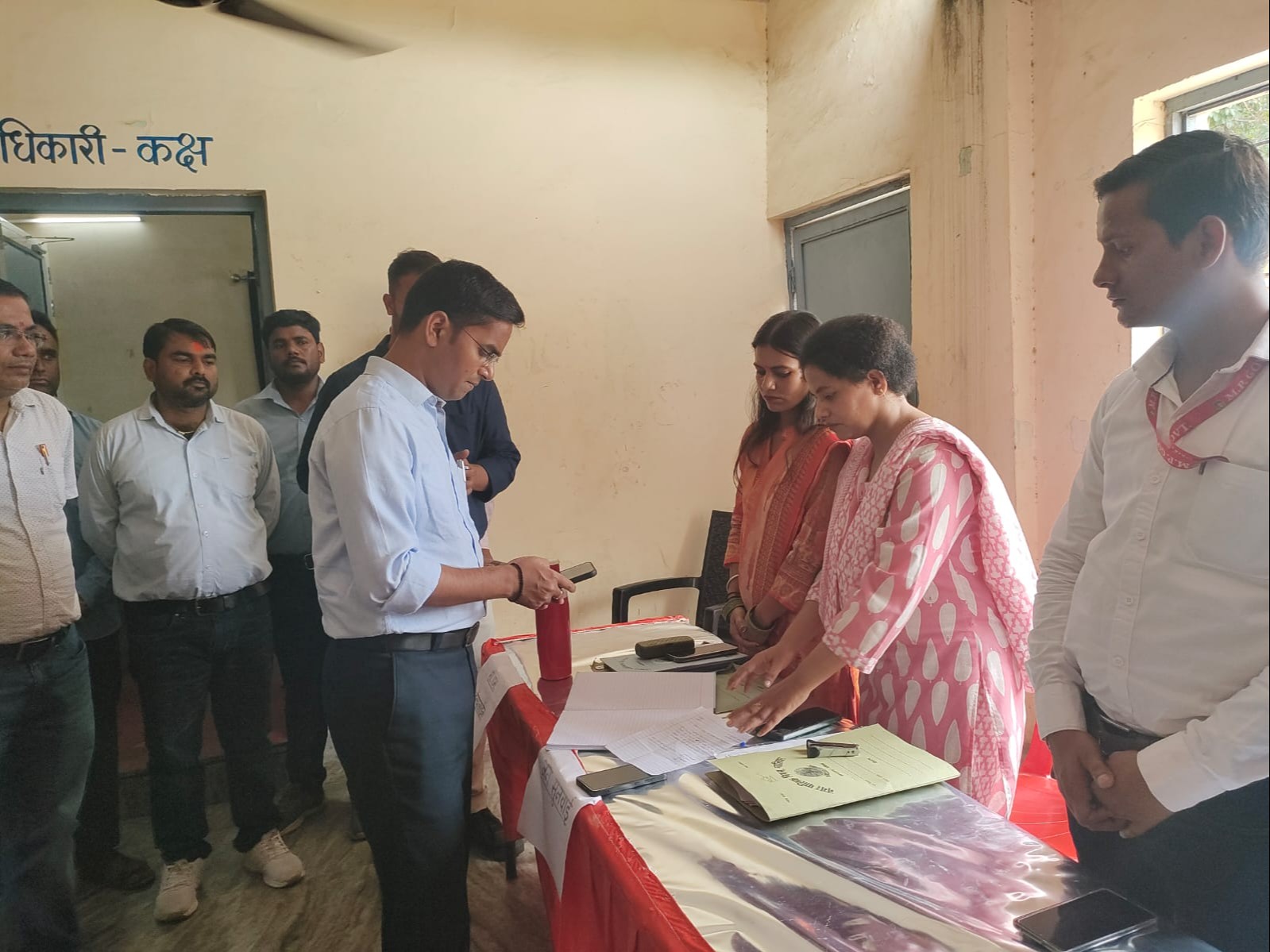 ग्वालियर में सीवर और गंदे पानी की शिकायतें लेकर पहुंचे लोग, मौके पर निराकरण के आदेश|ग्वालियर,Gwalior - Dainik Bhaskar