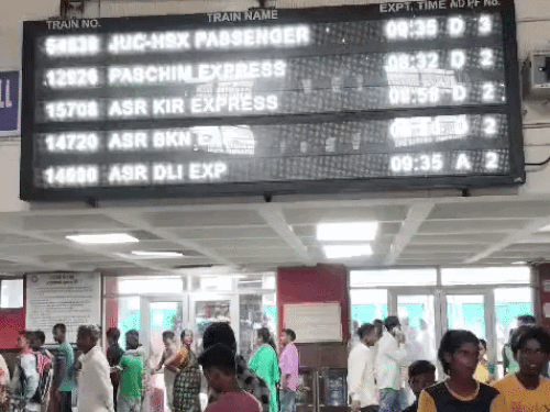 जालंधर रेलवे स्टेशन पर टिकट लेते लोग, ट्रेनें रूटीन की तरह चल रही हैं।