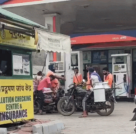 गुरुनानकपुरा से चौगिट्टी रोड पर पेट्रोल पंप पर तेल भरवाते लोग।