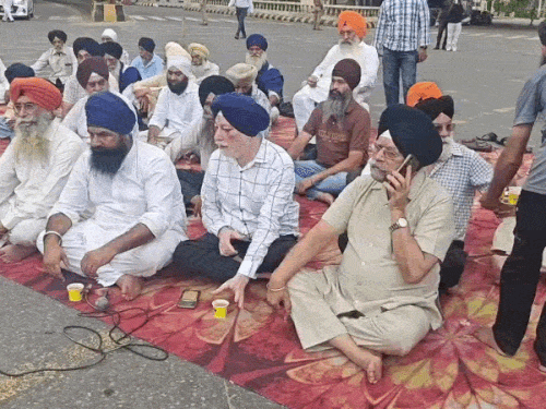 गुरु नानक मिशन चौक में धरने पर बैठे कौमी इंसाफ मोर्चा के सदस्य।