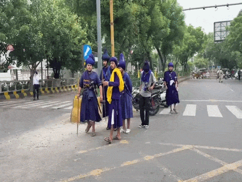 बंद के दौरान सड़क पर घूमते निहंग जत्थेबंदियों के सदस्य।