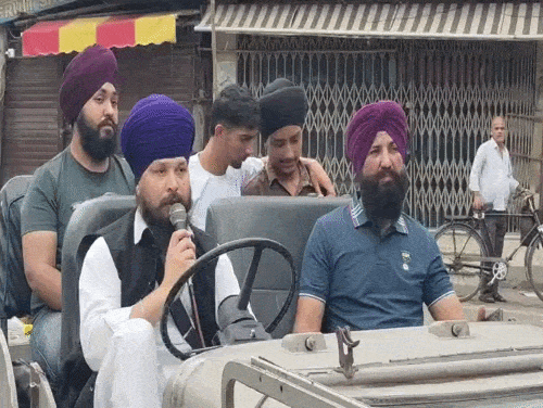 जालंधर के वाल्मीकि चौक में दुकानें बंद करने की अपील करते कौमी इंसाफ मोर्चा के सदस्य।