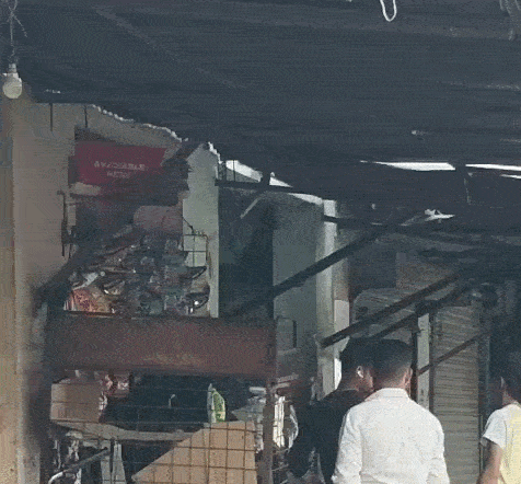 गुरुनानकपुरा में दुकान पर खरीदारी करते लोग।