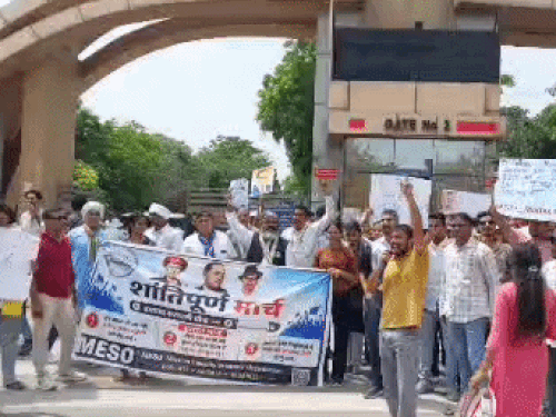 एमडीयू गेट पर विरोध प्रदर्शन करते हुए।