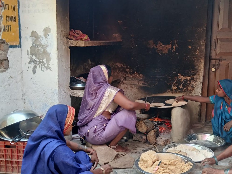 यह करीब 5 महीने पहले की तस्वीर है, जब गैस की किल्लत होने पर रसोइयों ने अमेठी में चूल्हे पर मिड-डे मील बनाया था।
