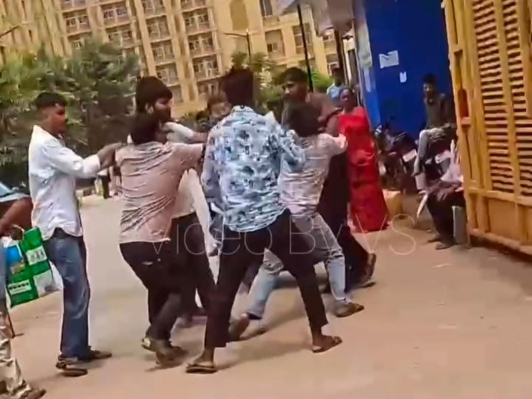 अस्पताल के गेट पर युवकों में जमकर मारपीट, मरीज सहमे; वीडियो वायरल|ग्वालियर,Gwalior - Dainik Bhaskar