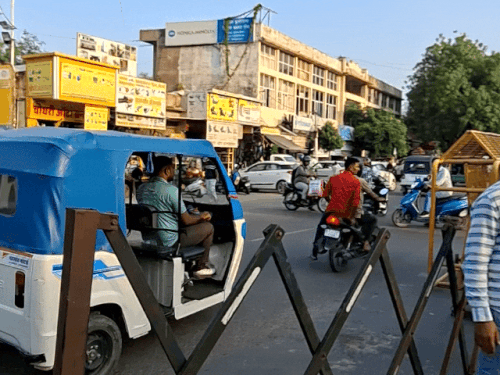 सिहोटिया पेट्रोल पंप के सामने वाले कट को भी बंद कर दिया गया।