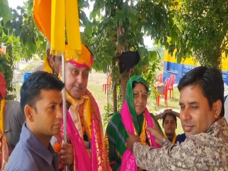 जयपुर से शाही ध्वज लेकर आए श्रद्धालुओं का तिलक लगाकर और साफा बांधकर स्वागत किया गया।