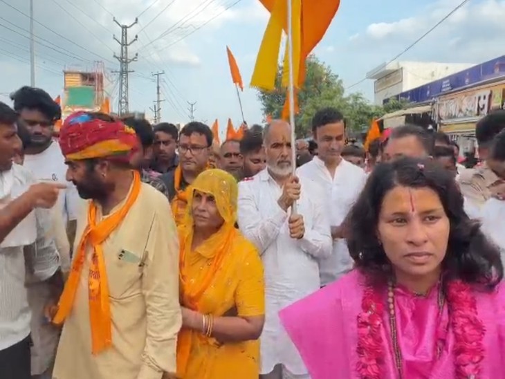 जयपुर से आए शाही ध्वज को लेकर डिग्गी मेले में कुछ देर जलदाय मंत्री कन्हैयालाल चौधरी भी लेकर चले।