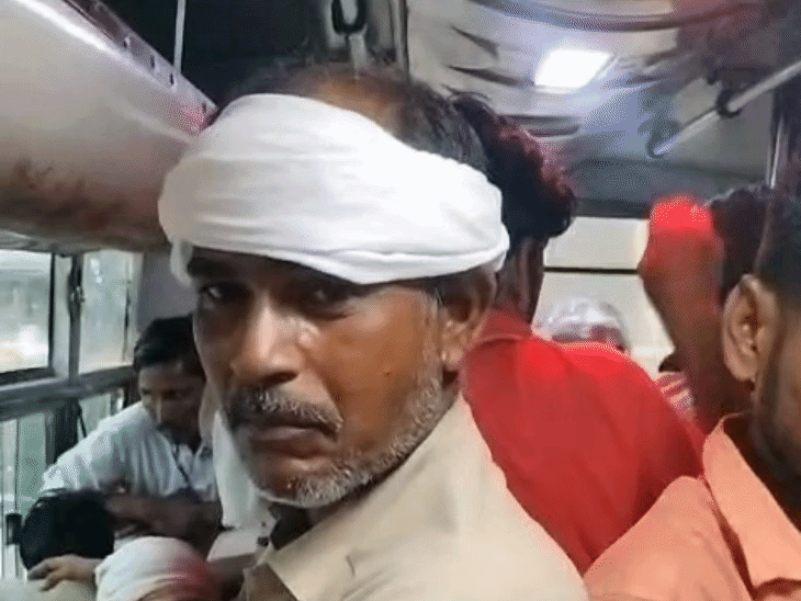 बस में मवेसियों की तरह भरे यात्री - Dainik Bhaskar