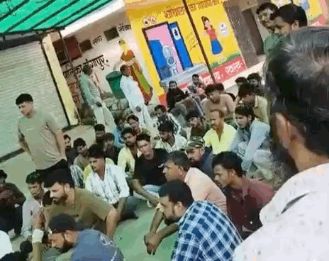 हादसे के बाद हॉस्पिटल में बड़ी संख्या में लोगों ने मुआवजे की मांग को लेकर प्रदर्शन किया। SDM विवेक गुर्जर के समझाने पर मामला शांत हुआ।