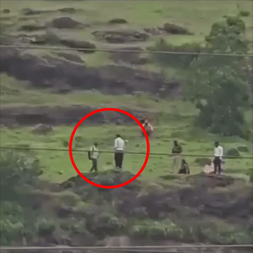 पिता ने बेटे को बचाने के लिए पकड़कर अपनी और खींचा।