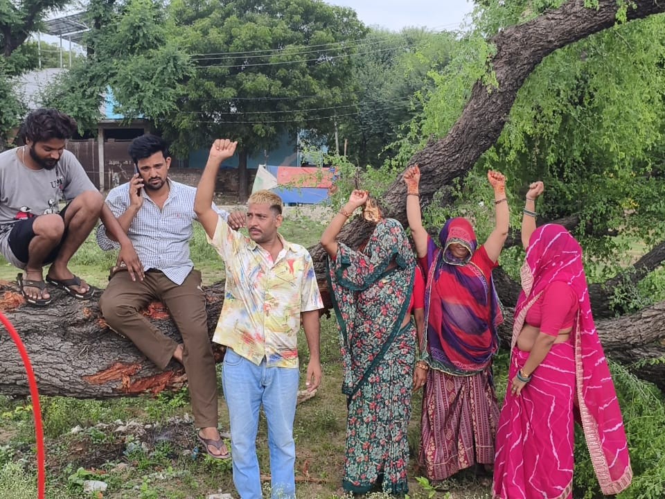 राज्य वृक्ष खेजड़ी काटे जाने पर स्थानीय लोगों ने किया प्रदर्शन।