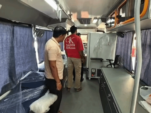 मोबाइल वैन में ब्लड सेफ्टी और क्वालिटी बनाए रखने के लिए स्टैंडर्ड फ्रिज और हाई लेवल की रेफ्रिजनरेशन सुविधा है।