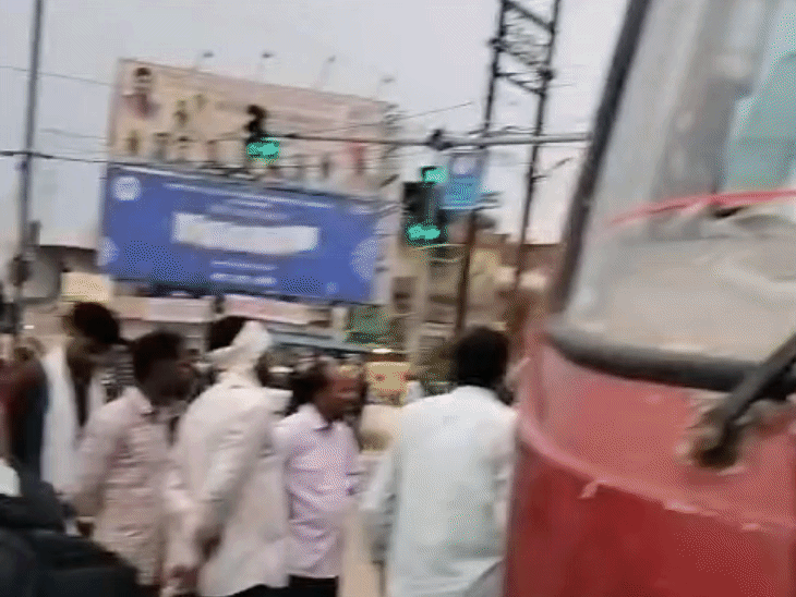 बाहर खड़े यात्री