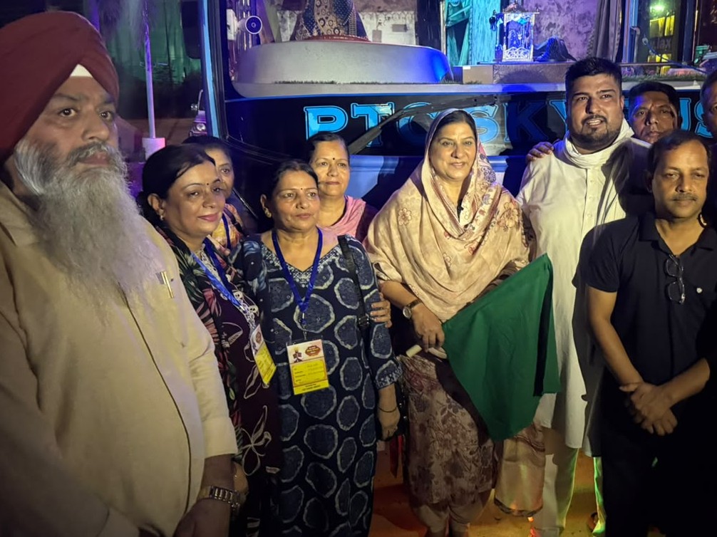 श्रद्धालुओं के साथ विधायक इंद्रजीत कौर।