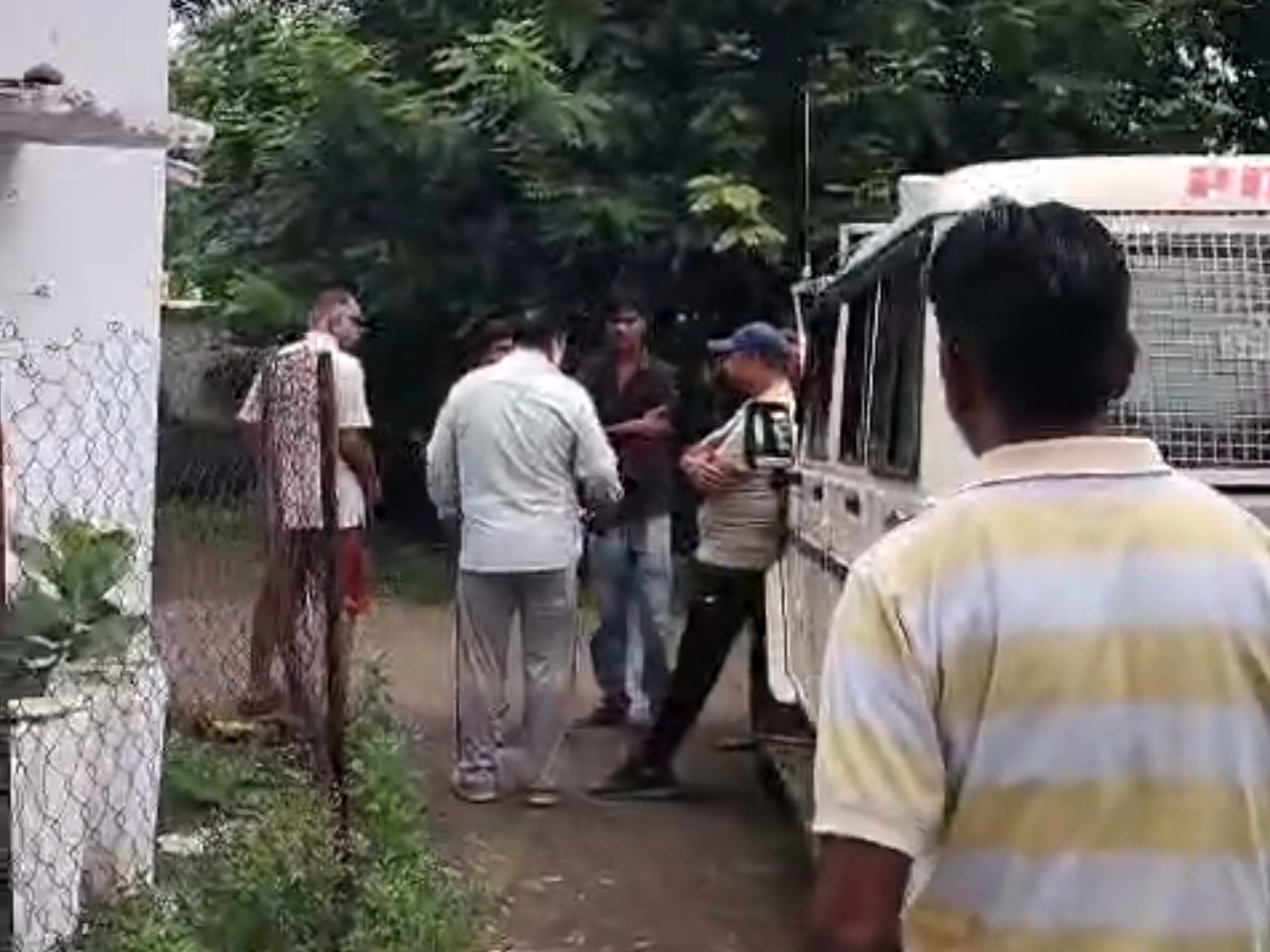 आरोपी को शासकीय क्वार्टर लेकर पहुंचे पुलिसकर्मी।