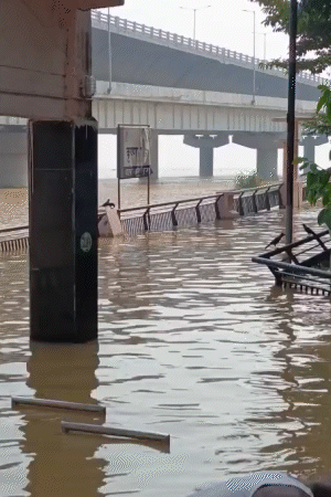 पटना में गंगा खतरे के निशान से 20 सेंटीमीटर ऊपर बह रही है।