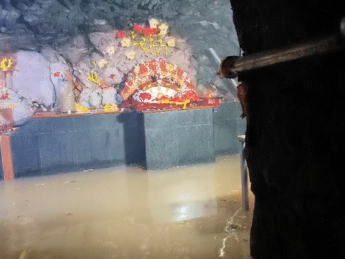 मुंगेर में गंगा का पानी शक्तिपीठ चंडिका स्थान के गर्भगृह तक पहुंच गया है।