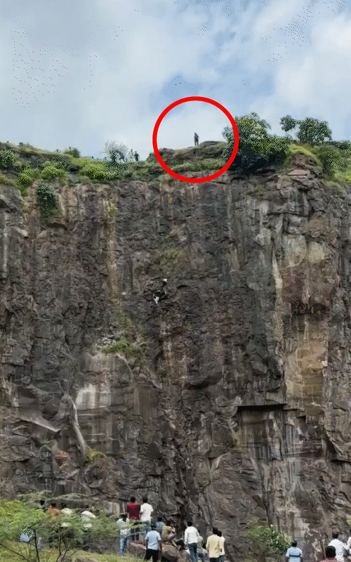 यह दृश्य देखकर मां संगीता भी कुछ ही क्षण बाद पहाड़ी से नीचे कूद गईं।