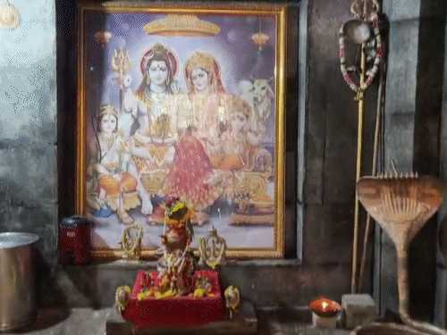 मंदिर के गर्भगृह में विराजमान स्वयंभू शिवलिंग।